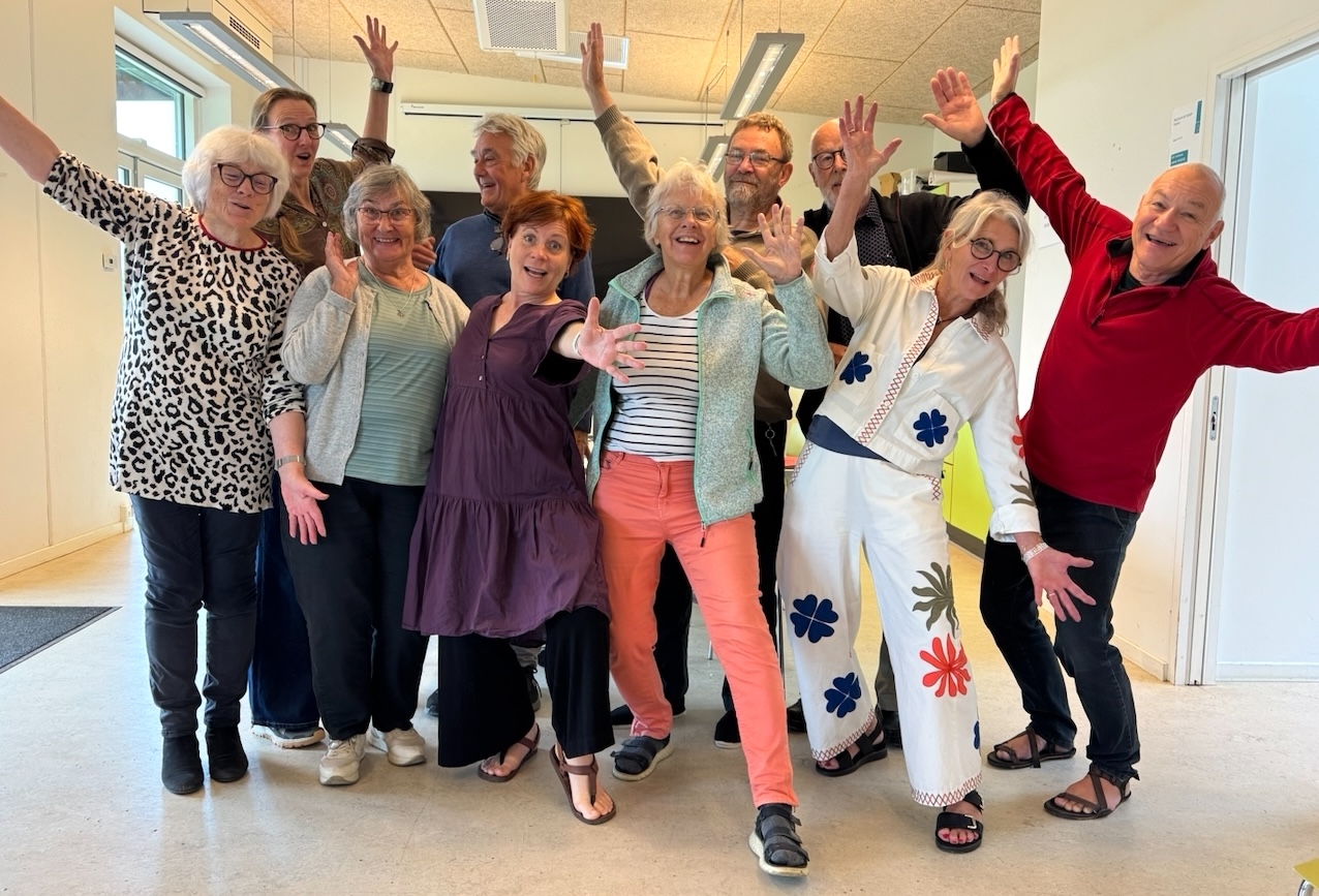 Odins Ravne var flyvende ved afslutningen af årets workshop på Fælleden i Holbæk. Diskret i baggrunden årets underviser, Hans Laurens Odins Ravne var flyvende ved afslutningen af årets workshop på Fælleden i Holbæk. Diskret i baggrunden årets underviser, Hans Laurens